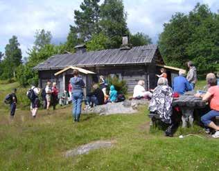 D: Die Rauchstube am Rikkenberget ist 1852 gebaut. Außer der Rauchstube enthält das Gebäude auch eine Schwedenstube. Rikkenberget ist besonders bekannt durch seine reichhaltige Flora.