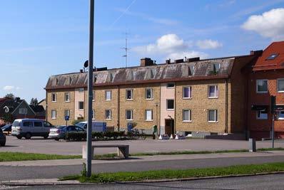 med putsdetaljer. Byggnadens första bostadsplan ligger en halvtrappa upp.