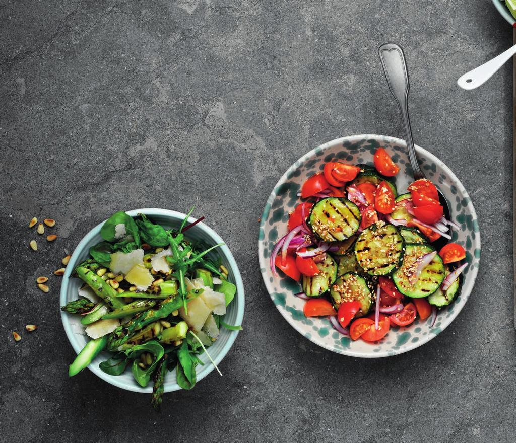 RECEPT 3 30 MIN 788 kcal/port. Energi från: Fett 32g Kolhydrater 98g Protein 25g Zucchinisallad med grillad korv Somrig sallad med bulgur, zucchini, tomater och grillad korv.