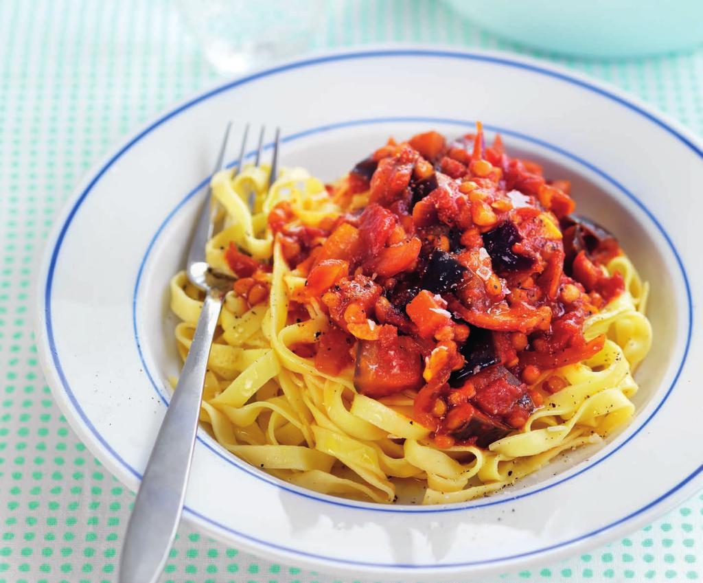 RECEPT 2 25 MIN 447 kcal/port. Energi från: Fett 46% Kolhydrater 19% Protein 35% Bönpasta med vitlöksdoftande aubergine- och tomatsås Smakrik pastarätt med aubergine och linser.