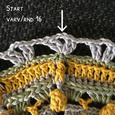 Varv 13 (A): Börja i 1:a relhstbak efter en fm, *8 st, 1 lm, hö fm, 3 relstfr tills om reldstfr, 1 lm, hö fm* (96 st, 24 lmb, 12 relstgr) Varv 14 (C): Börja i 1:a st efter en lmb, *8 fm i bmb, 1 fm