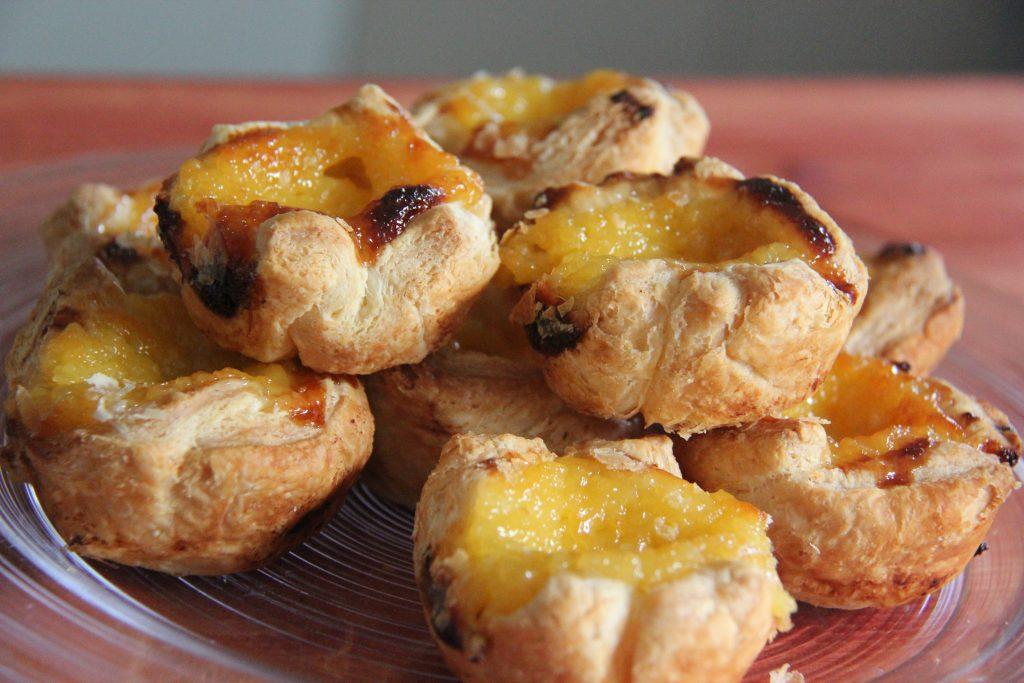 Pasteis de Nata 600g smördegsplattor 500 ml mjölk 1 bit citronskal 1 kanelstång 60g mjöl 500 g socker 250 ml vatten