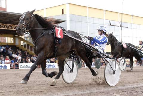 100712 Ny hemmadubbel till Kajsa Kajsa Frick har nu bara drygt 10 segrar kvar till fjolårets resultat. Efter dagens dubbel på Rättvik har hon vunnit 28 lopp i år.