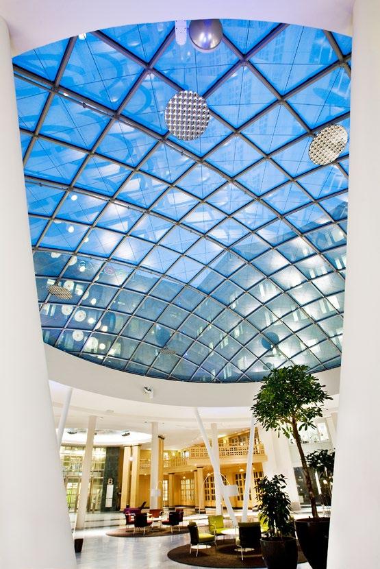 Överglasning med ett välvt 250 kvm ellipsformat glastak. Taket är i ett structural glazing-utförande där insidan är en bultad stålkonstruktion.