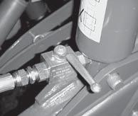 Gå aldrig under en maskin som vilar endast på hydrauliken! BILD 38. Lyftcylinder med stängd BILD 39. Lyftcylinder med öppen säkerhetsventil säkerhetsventil OBS!