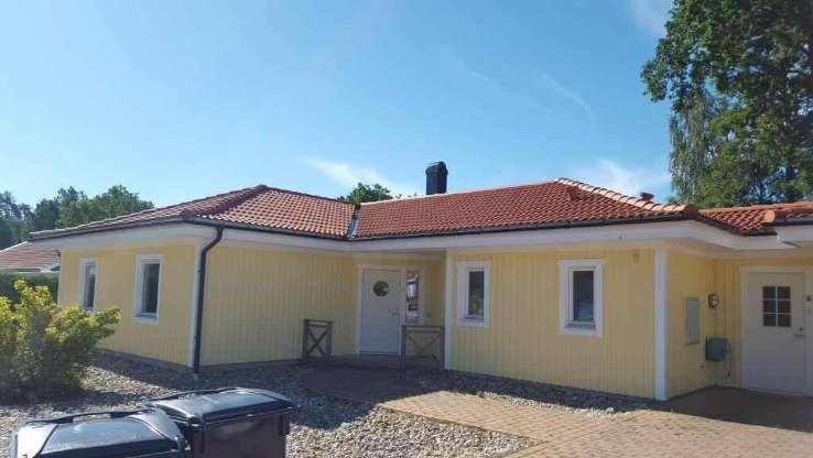 Byggnadsbeskrivning Bostadsbyggnad Byggnadsår/ ombyggnadsår: 2006 / Hustyp/antal våningar: 1-plans hus Taktyp, takbeläggning: Betongpannor på läkt med underlagstak av träfiberskivor