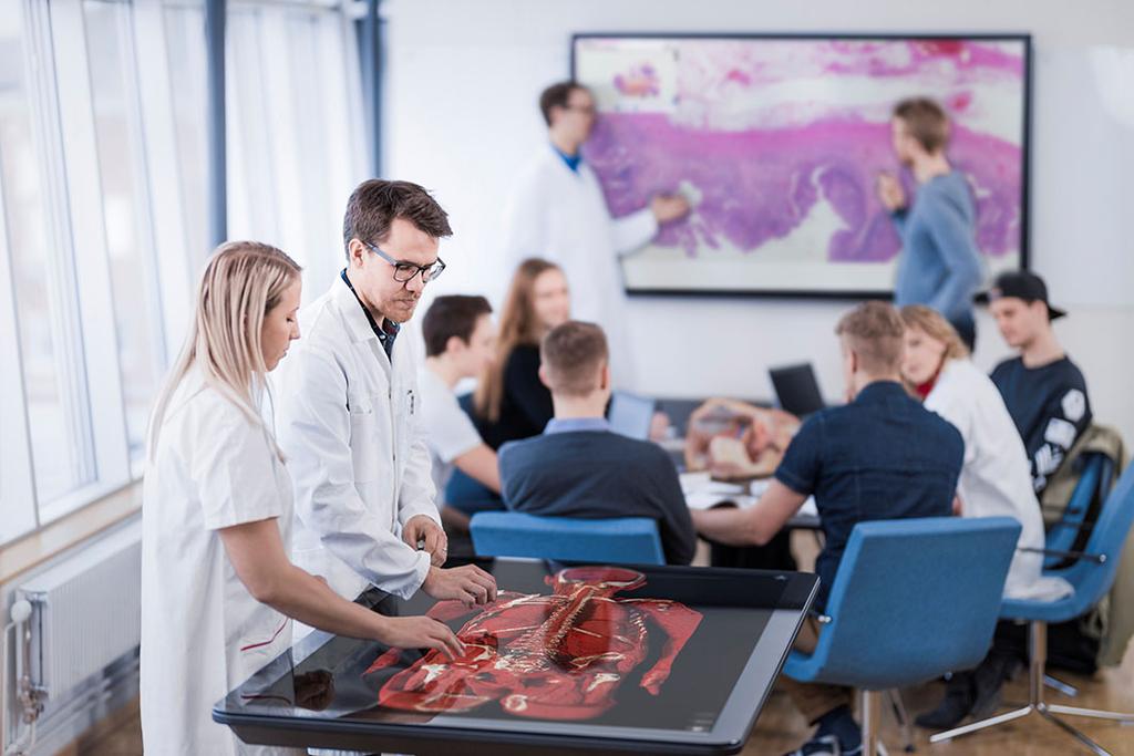 9 (24) BUSINESS INNOVATION Perioden 12 månader MSEK Kv 1 Kv 1 Förändr Rullande Helår Förändr /2020 / % 12 mån / % Omsättning 15,6 11,5 35,7 72,9 68,8 6,0 Rörelseresultat 0,5-4,0 112,5-1,5-6,0 75,0