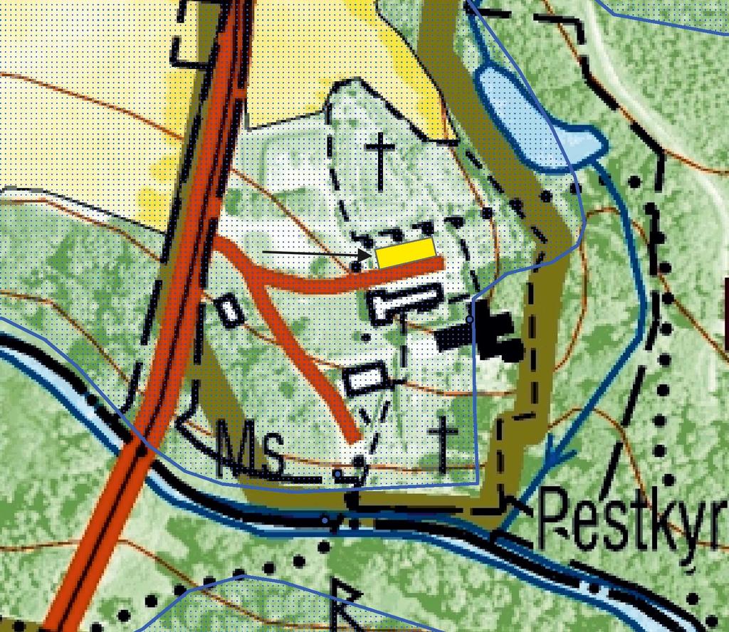 Fig. 4. Utdrag ur Lantmäteriets Fastighetskarta med schaktet där schaktningsövervakningen genomfördes, vid pilen, markerat med gult. Blått raster visar registrerade fornlämningar. Skala 1:2 000.