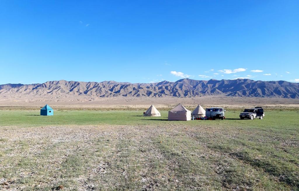 Vårt tältläger vid Orgon Nuur i Gobi. Foto: HG Karlsson INLEDNING Årets resa till Mongoliet blev lite annorlunda eftersom det bara var tre deltagare (de tidigare resorna har varit fulltecknade).