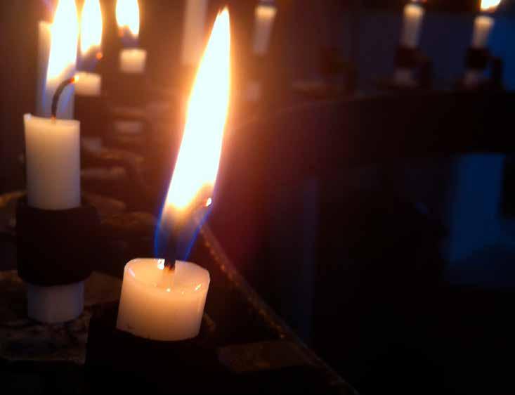 Vi tänder ett ljus för de avlidna och därefter får alla som vill tända ljus för nyligen avlidna eller personer vi sörjer sedan långt