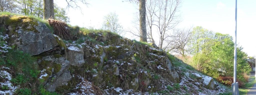 3.3 Bergbesiktning Bergskärningen sydost om Hampgatan i planområdets norra del är låg och flack (bild 4) och berget är delvis täckt av vegetation (bild 14).