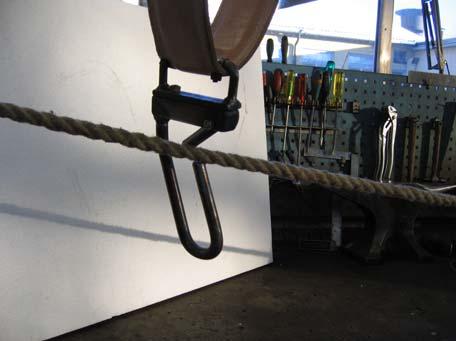 Då korna gått ur ladugården sattes repet manuellt tillbaka i sitt fäste. När korna skulle låsas fast spändes repen med luftcylindrar.