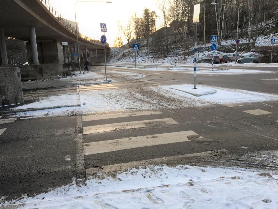 I korsningen Malmövägen Karlskronavägen är fotgängare och cyklister separerade med väglinje en sträcka före och efter övergångsstället, därefter återkommer den gemensamma gång- och cykelvägen, se