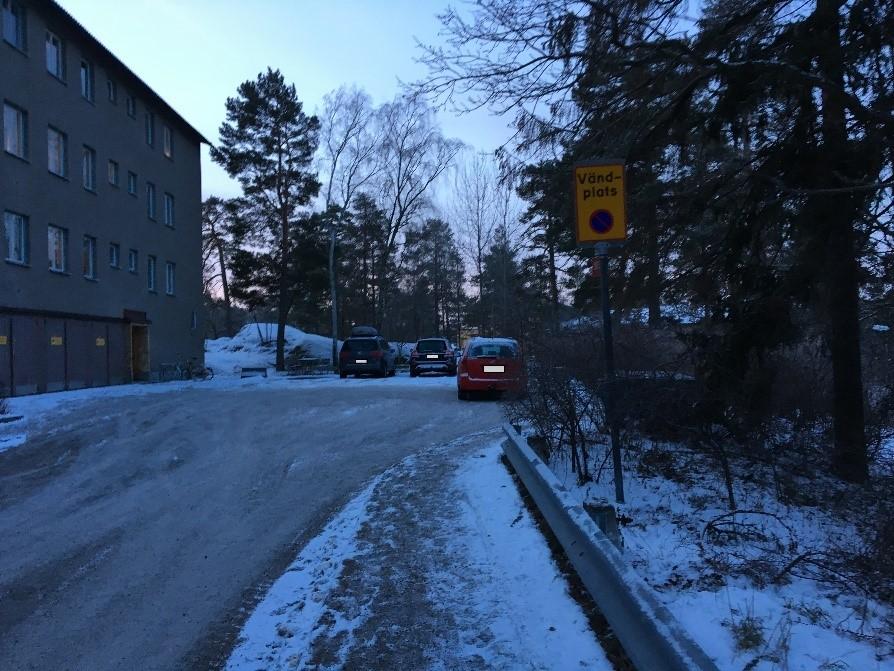 Figur 3: Parkerad bil på vändplats, tillhörde förälder som följde barn till skolan. Majoriteten av eleverna bedöms gå eller cykla till Björkhagens skola om de bor i närområdet.