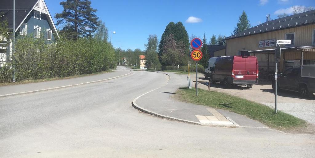 Foto: Google Street View 2011 Figur 9 Finns ingen naturlig plats att parkera på då det antingen blockerar gångbana eller utfart.