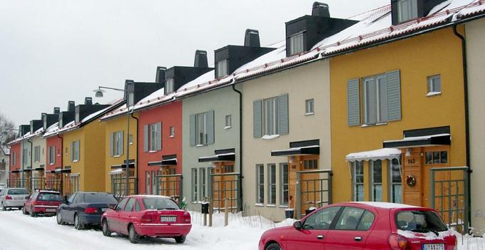 SKRIKN GLDN. NÖ- KRÅKN V. Hus i fukisstil sammasatta av olika byggadsvolymer med ega takfall. Strama fasader i slät puts eller stilelig pael gära med islag med avvikade partier av aat material.
