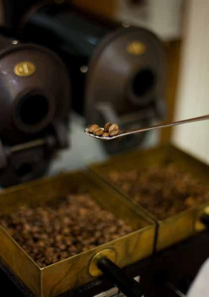 M ISCELA E TOSTATURA BLANDNING & ROSTNING ZOÉGAS resa till en perfekt espresso börjar i liten skala där ursprungsbönor väljs med omsorg och provrostas med unika profiler i microrostar.