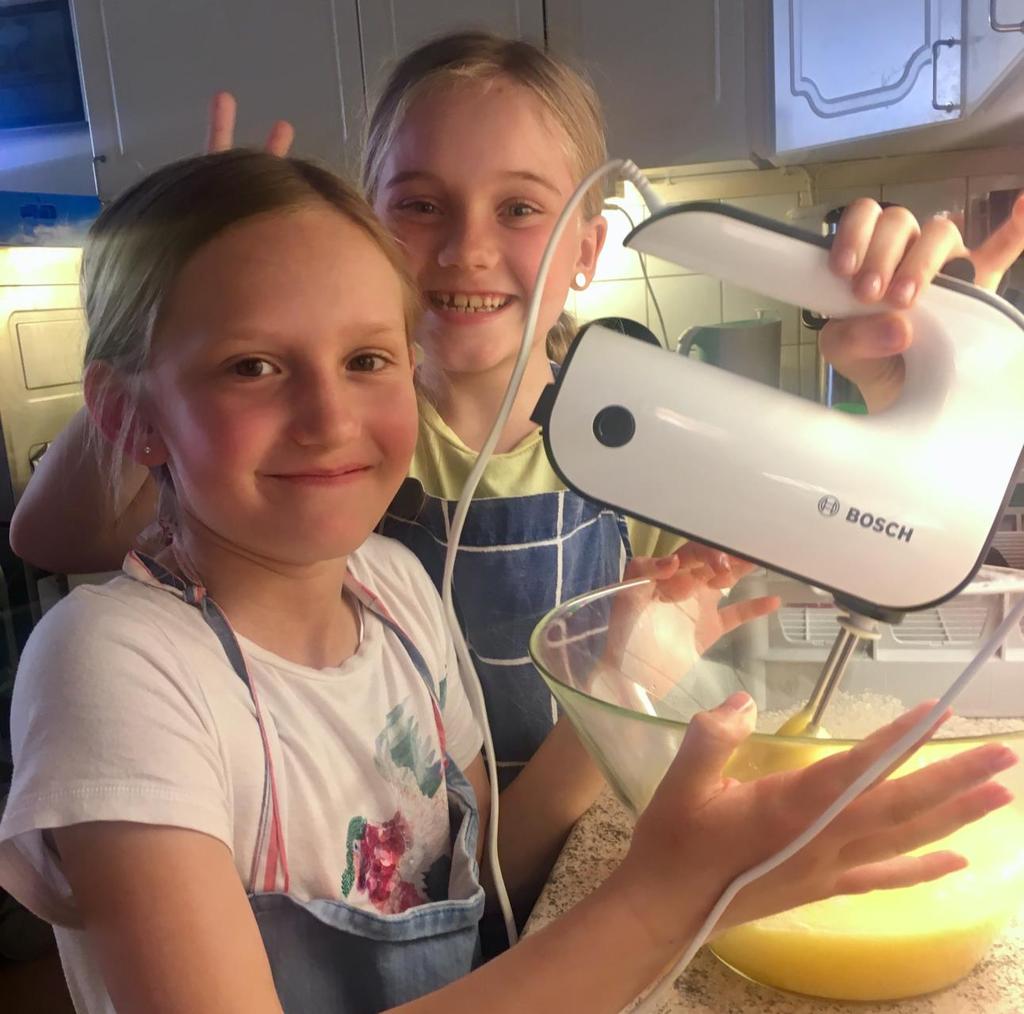 under tiden de är här är att kläder ofta kommer bort, och om initialerna står inuti kläderna är