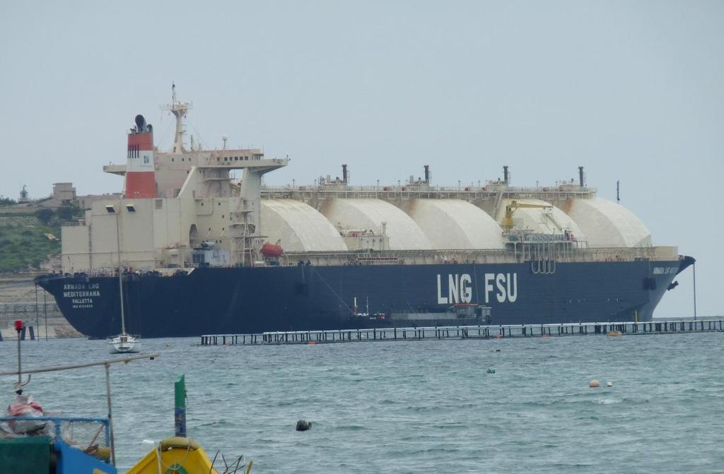 sid 12(16) Mer intressant i Marsaxlokk är ett stort LNG fartyg som ligger som Floating Storage Unit (FSU) och levererar gas till en kraftstation.