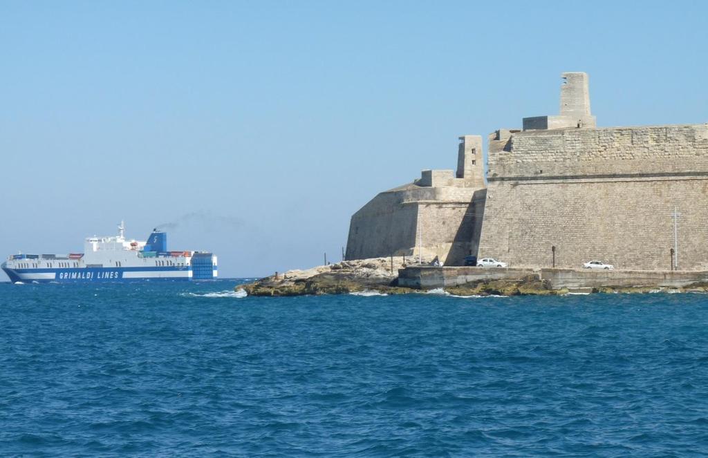 sid 5(16) Grimaldi trafikerar dagligen La Valletta med sina ro-ro fartyg.