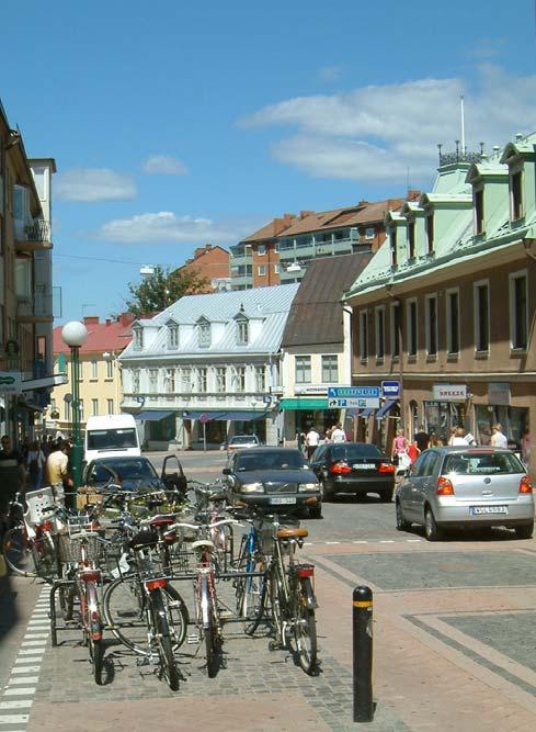 1 Borgmästaregatan är en livlig affärsgata med ett tilltalande gaturum. Gatusektionen är utformad så att kantstenen enkelt kan tas bort för att få en gågatukaraktär.