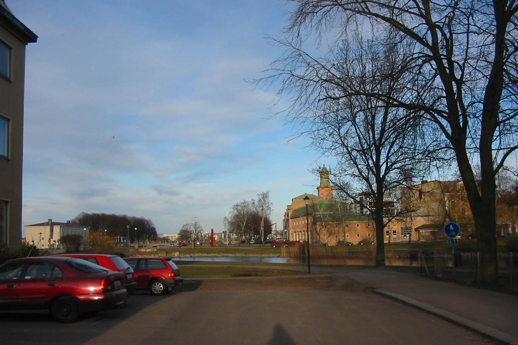 För att detta ska bli genomförbart så behöver eventuellt ytorna utanför brandstationen tas i anspråk, något som troligtvis skulle innebära att det inte går att fortsätta bedriva sådan verksamhet där.