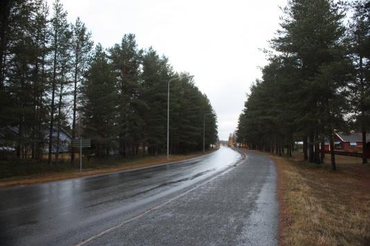 ej PLATS 3 Bergnäsvägen 1. Trottoaren mörk - belysning på fel sida av vägen 1.