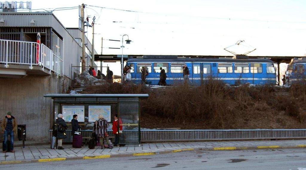 strukturen på transportsystemet och utformningen av trafikslagen gör att kollektivtrafikresenärer ofta behöver göra flera byten, för färd vidare mot mål i övriga länet.