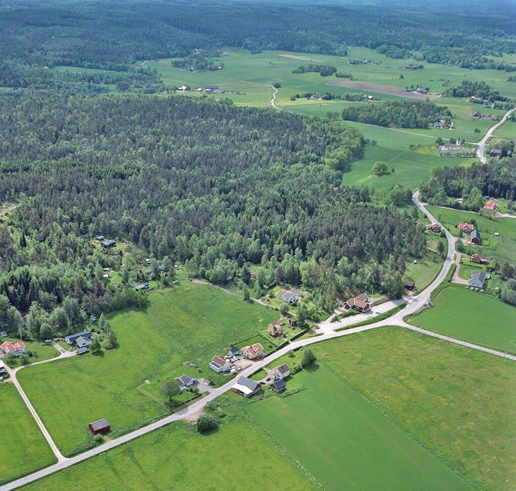 HÅLANDA Hålanda omfattar en tredjedel av Ale kommuns yta som innefattar Sandåker i söder upp till Livered i norr. Till Hålanda ingår även byarna Höga, Torpa, Östentorp, Verle och Skaggata.
