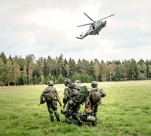 Ska Försvarsmakten hänga med, både nationellt och internationellt, krävs det att man kan hålla två saker i huvudet samtidigt. Man behöver kunna se både det korta och det längre perspektivet.