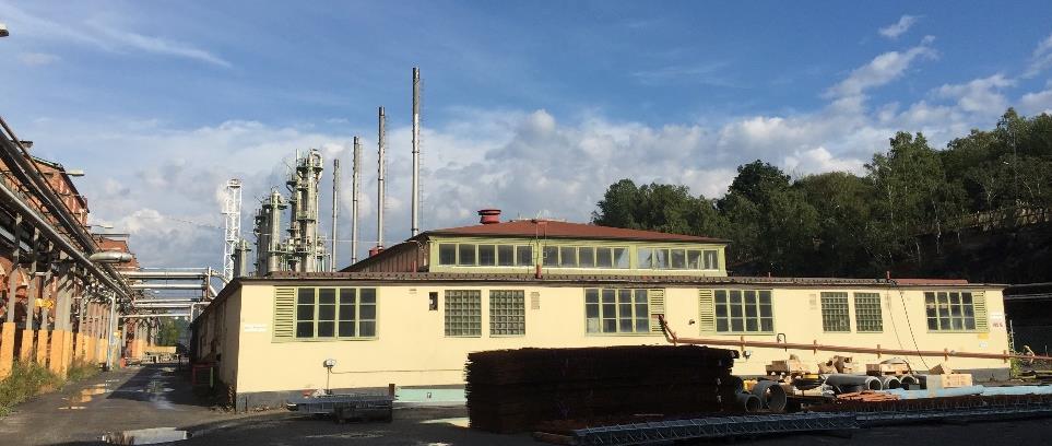 Samtidigt avviker byggnadens arkitektur från det tunga uttrycket i rött tegel, där de slätputsade, ljusa fasaderna ger ett lätt uttryck influerat av den samtida funktionalismen.