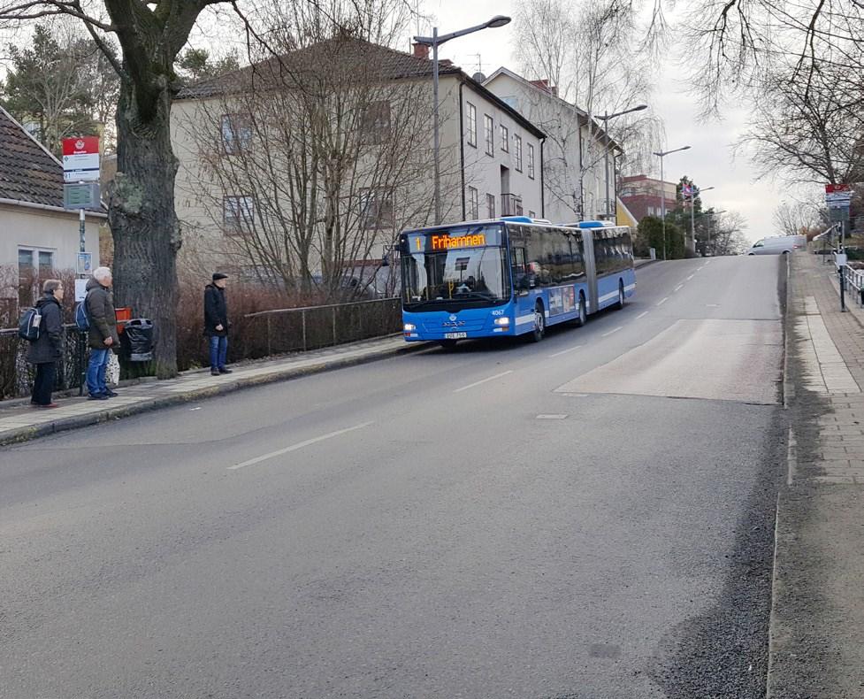 Sida 3 (12) Problembeskrivning Korsningen Essingeringen/Badstrandsvägen och omgivande ytor har idag brister vad gäller både trafiksäkerhet och framkomlighet för gående och cyklister.