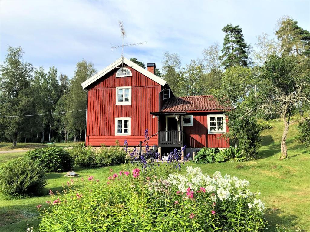 Visning Intresserade har möjlighet att på egen hand besöka Fastigheterna. Respektera pågående markanvändning, jakt mm. Visning av byggnaderna sker onsdagen 18 september kl. 16.