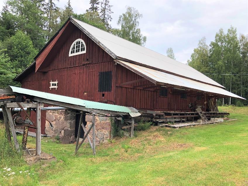 Vattentillrinning regleras vid ett ovanför beläget dämme. Årlig elproduktion sker för gårdens eget bruk samt kompletterad med köp av el f.n. från E.on (3 023 Kwh, 2018.