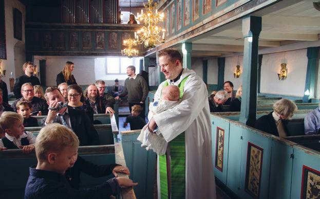 När de skulle döpa sitt första barn Alma 2012 började de bygga en relationen till Torpa kyrka, Lindberga församling och prästen Niklas Strandberg.