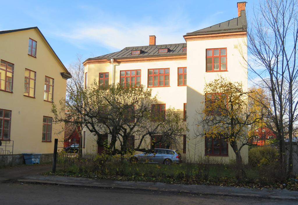 Byggnaderna sticker ut i kvarteret i förhållande till de intilliggande Rademachersmedjornas låga timmerhus i falurödfärg från 1600-talet.