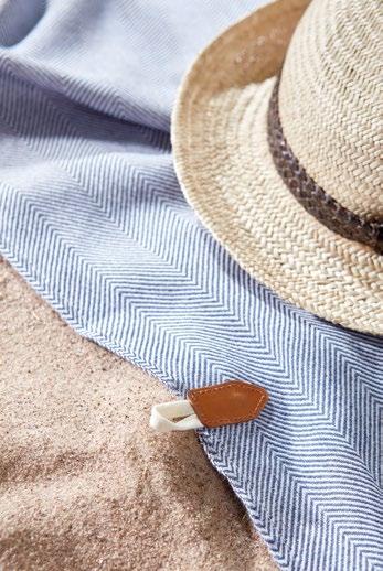 BONDI STRANDBADLAKAN En stor tunn handduk som snabbt absorberar fukt och torkar otroligt fort.