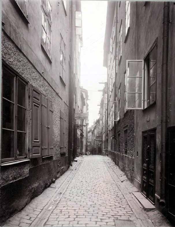 SVARTMANGATAN OMKRING SEKELSKIFTET 1900. KVARTERET AJAX ÄR NÄSTA KVARTER PÅ VÄNSTER SIDA, UNGEFÄR I BILDENS MITT. STADSMUSEET, OKÄND FOTOGRAF OCH ÅR.