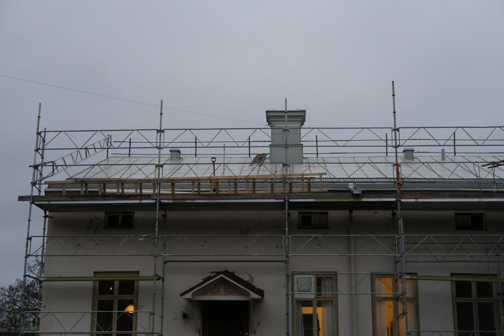 Figur 8. De två takluckorna som fanns på det stora takfallet har tagits bort. En liten ventilationspipa syns till höger i bild.