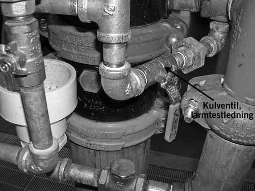 Dra upp automatdräneringens hylsa och kontrollera att vattnet rinner genom serie 776 lågtrycksactuator. 7. Stäng kulventilen för membran-laddningsledningen. 9.