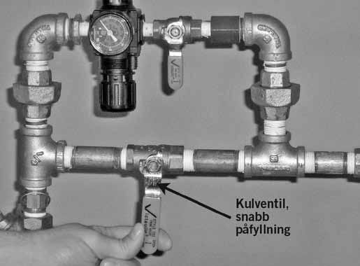 Låt vattnet rinna genom automatdräneringsröret. 15. Dra upp automatdräneringshylsan tills skruven är i satt läge ( UPP ).