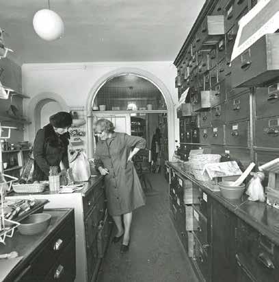 INTERIÖR I SELLBERGS FRÖHANDEL SOM LADES NER 1971. FOTO: G. FREDRIKSSON, 1971. SSM:S ARKIV F 95281 Den nuvarande fastigheten består av två sammanslagna byggnader från 1600-talet.