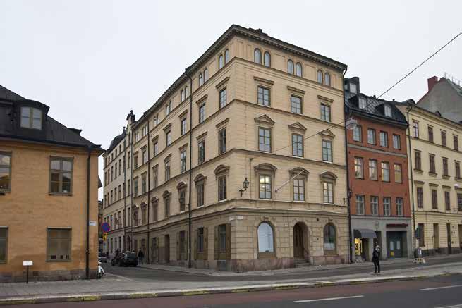 EXTERIÖREN PRÄGLAS AV EN RENOVERING OCH PÅBYGGNAD 1861 ENLIGT RITNINGAR AV J. F. ÅBOM. FASADERNA FICK ENLIGT TIDENS MODE EN PUTSDEKOR I NYRENÄSSANSSTIL.