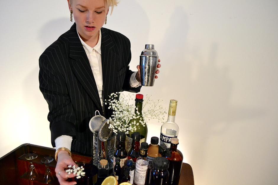 Tina Shine jobbar med det sjätte sinnet i Berlins barer. Proffsbartendern Tina Shine är ny skribent för folk o folk och berättar vad krogupplevelsen består och påverkas av.