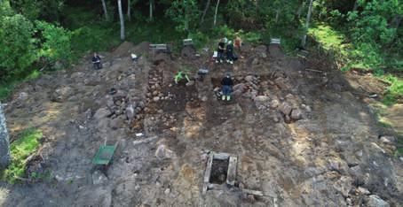 Vid undersökningen invid E4 vid Ljungby undersöktes lämningar från bl a 7000 f Kr. Johan Åstrand undersöker lämningar i Snapperiskogen utanför Växjö.