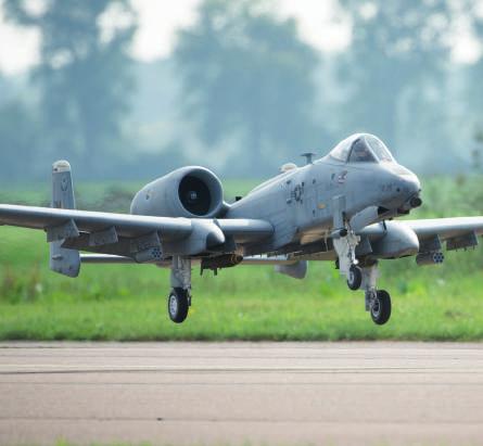 JETPOWER 2018 EVENEMANG Arve L Jansens A-10 går in för landning efter ett fint flygprogram. Min Salto, som under JetPower flögs av Jonathan Bossion.