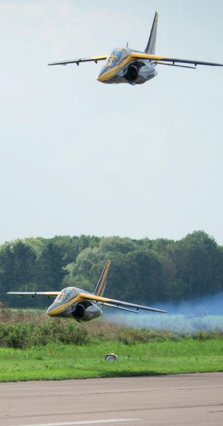 JETPOWER 2018 EVENEMANG Far och son Fuchs med sina gigantiska Alphajet i sportskala. En häpnadsväckande tight flygning som avslutades i en rotelandning, vilket man sällan ser inom modellflyget.