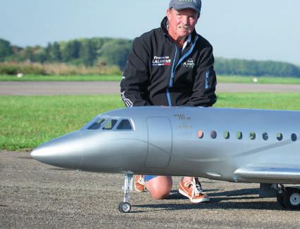 EVENEMANG JETPOWER 2018 Francis Laurens är en passionerad modellbyggare. Hans son Stephan flyger sin fars modeller.