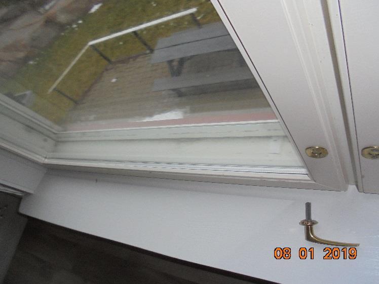 Fönsterkarm i bastu har skador vid skruvhål. Bild 16.