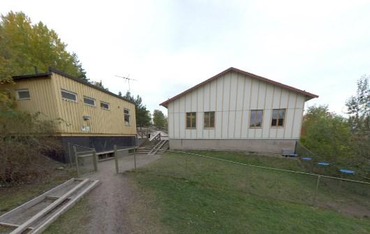 Söderholmsskolan omfattar totalt sex byggnader, tre större, en mindre samt två sammanbyggda paviljonger som är borttagna.